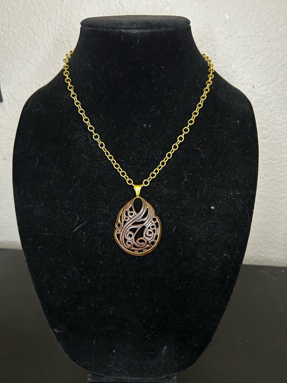 Gold-Tone Filigree Teardrop Pendant Necklace - Elegant Women Jewelry
